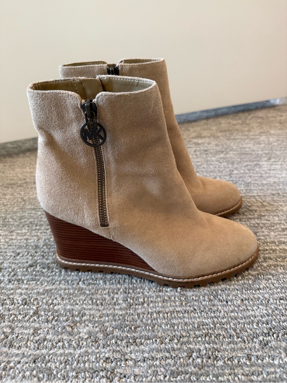Michael Kors Evelyn Wedge Ankle Boots Beige Suede Leather Lug Sole Women’s 8M - Picture 4 of 6
